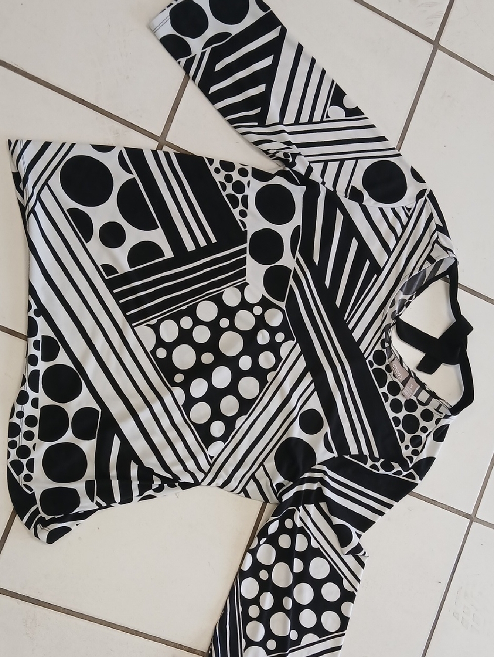 Chico's Black and White Graphic Geometric Long-Sleeve Top